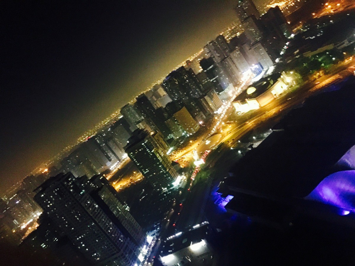 في شارع التعاون ، بإمارة الشارقة ، يشهد سكانها بإستقبال العام الجديد