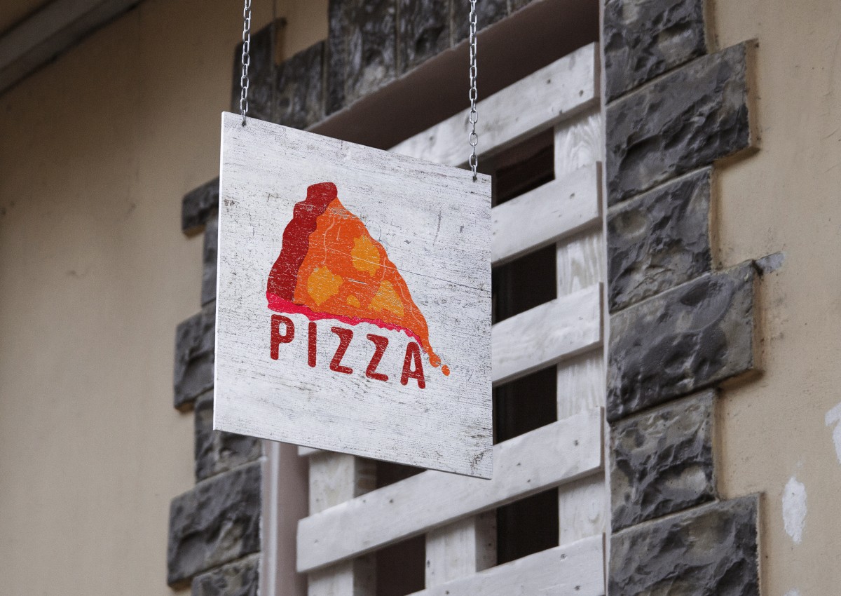 تصميم توضيحي للشعار على لافتة المطعم الأمامية