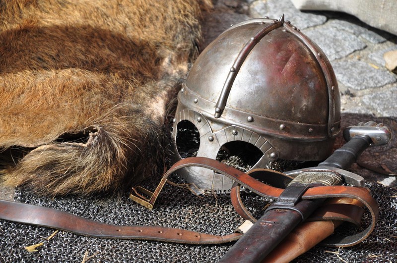 black-steel-helmet-near-black-and-gray-handle-sword-161936