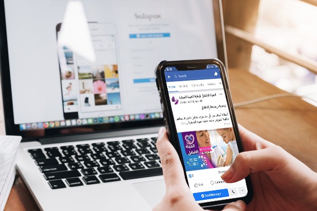 woman-holds-smartphone-with-instagram-application-screen-cafe_49553-247