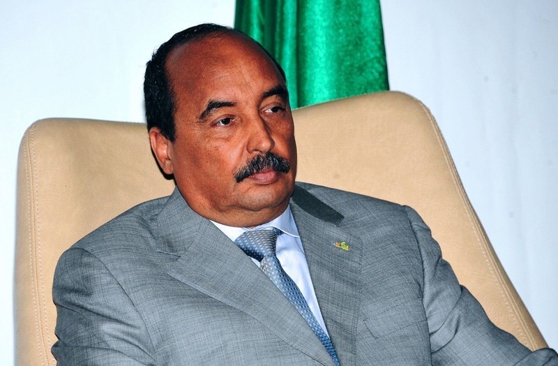 الرئيس الموريتاني وشعار الدولة 