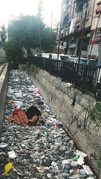 طرزان لا يجد ما يأكله بسبب الفقر والتلوث