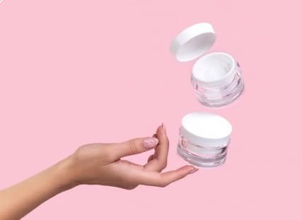 korean skincare | منتجات كورية للبشرة في يد فتاة