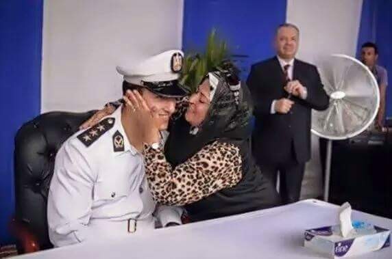 كان رايح يقبض عليها ولما عرف ان السبب انها مضيت علي وصل علشان تجهز بنتها دفعه من جيبه الشخصي