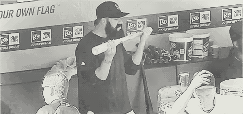 هل يمكنك حمل قلم بلحيتك ؟