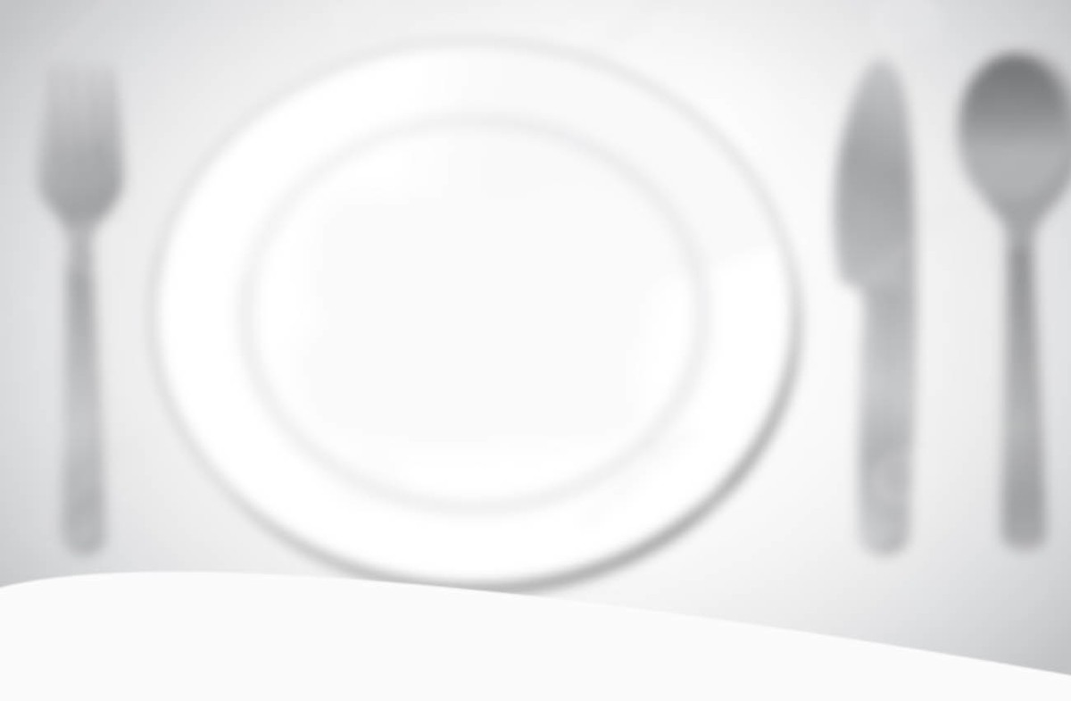 8994896-white-plate-on-red-checked-tablecloth-Stock-Photo