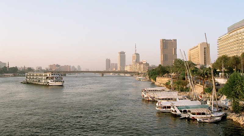 Cairo_Nile_a_view_from_Tahrir_Bridge_towards_North_Egypt_Oct_2004