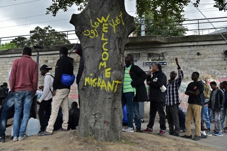  مئات المهاجرين يتدفقون الى باريس بحثا عن “حياة افضل”