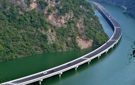 الطريق السريع فوق الماء بالصين