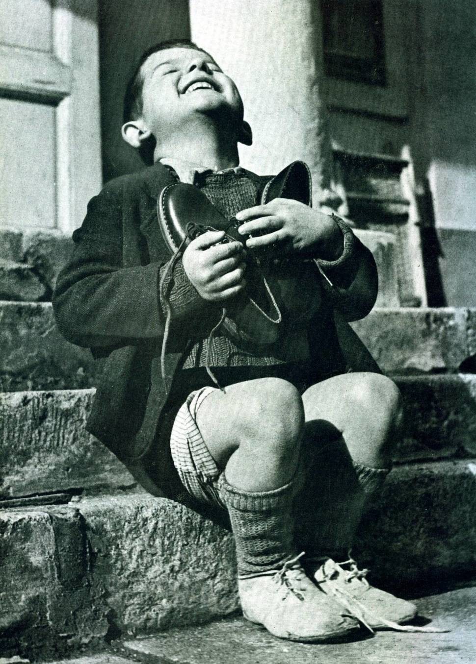 طفل يتيم تم اعطاءة حذاء جديد لأول مرة من قبل الصليب الأحمر الأمريكي عام 1946