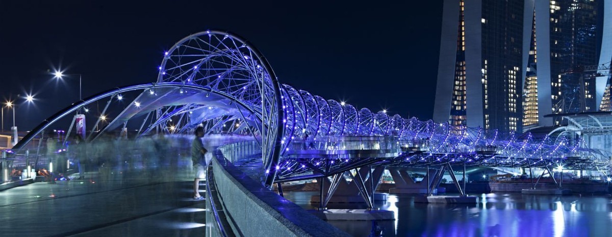 جسر هيلكس اللولبي في وسط مدينة سنغافورة