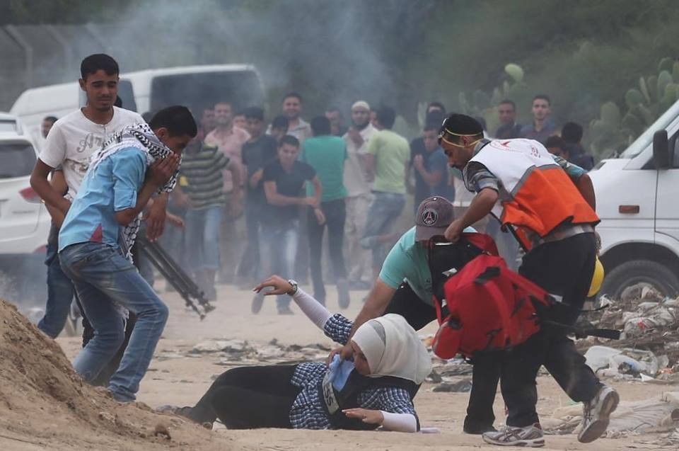 صحفية تسقط بسبب تأثير قنابل غاز قوات الإحتلال الإسرائيلي