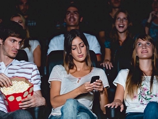 عندما تشاهد فيلم و صديق يلعب بالهاتف و يطلب منك ان تحكي له تفاصيل الفلم