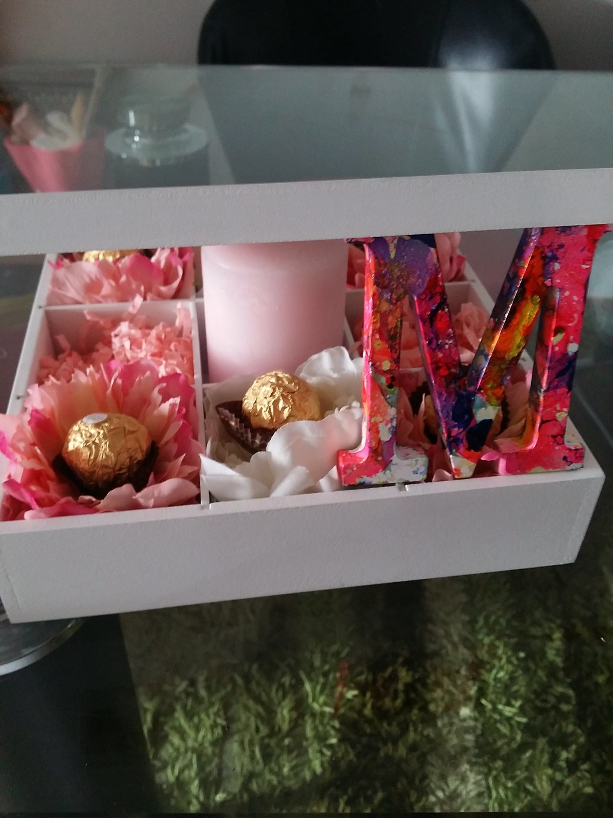 تغليف هدايا (بوكس الهدايا ) يحتوي علي شمعة +ورد مع تشوكلت (فريروشية ) +حرفين + زجاجة عطر  ( ماركة