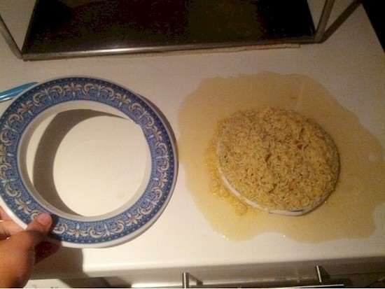 العشاء انتهى قبل ان ياكل :(