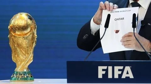 انقلاب مدوي في الفيفا يهدد بسحب تنظيم بطولة كأس العالم من قطر| موقع بي بي سي L