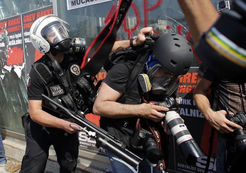 الشرطة التركية تعتدي على مصور صحفي أثناء تغطيته مظاهرات ميدان تقسيم