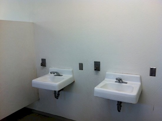 عندما لا يكون بالحمام مرآة او صابون 