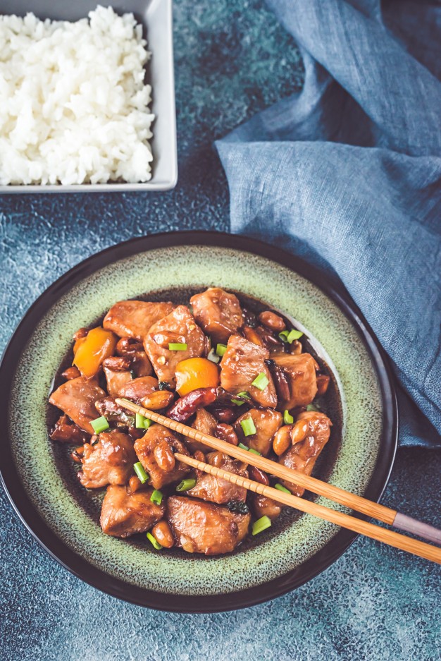 bowl-kung-pao-chicken_165536-1007