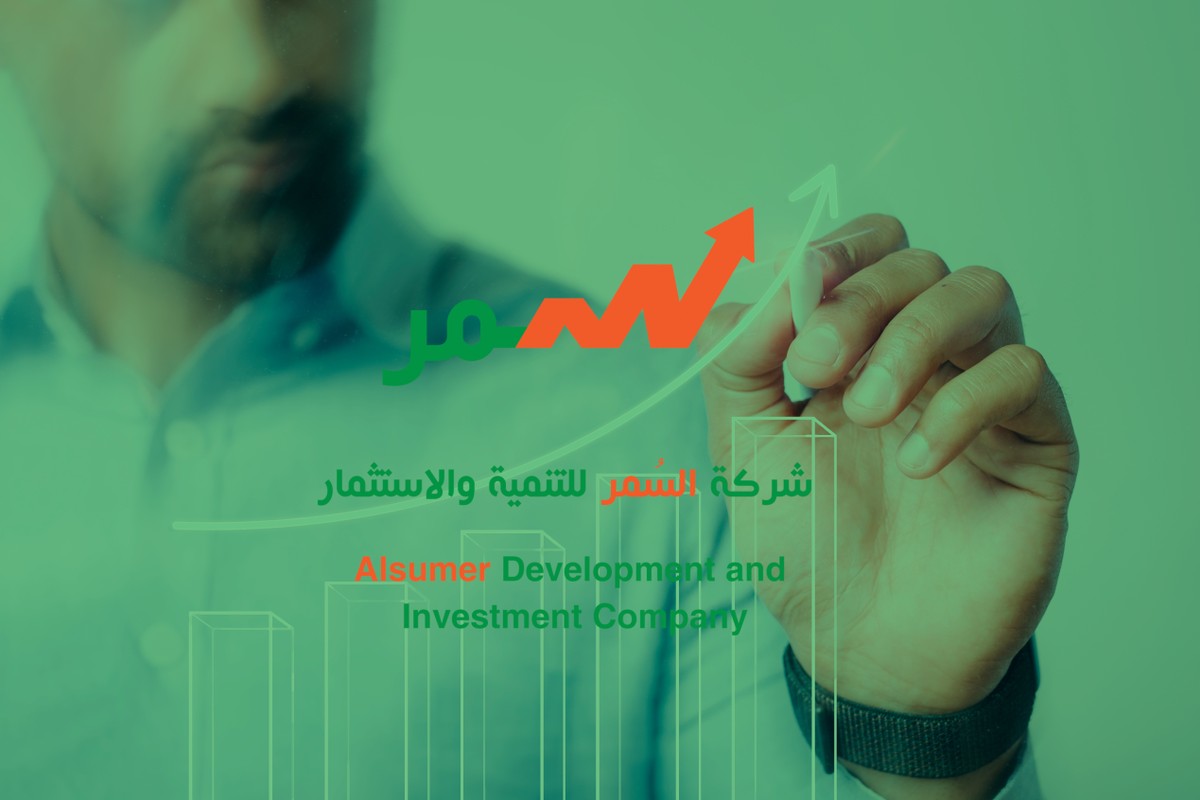 man-giving-business-presentation-using-high-technology-digital-pen
