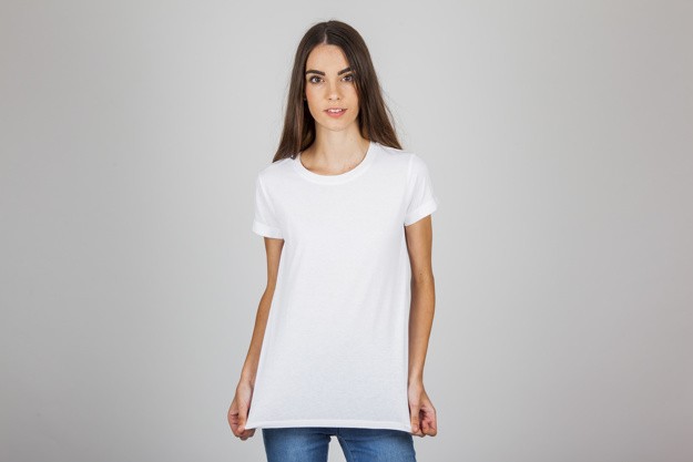 jeune-fille-posant-avec-son-t-shirt_23-2147636061