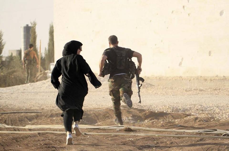 مراسلة تحاول النجاة من رصاص القناصة في حلب