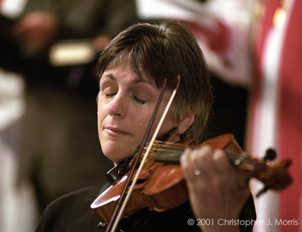 لاعبة الكمان "Nancy Dinovo" تبكى أثناء تأبين ضحايا حادث 11 سبتمبر بأحد الكنائس