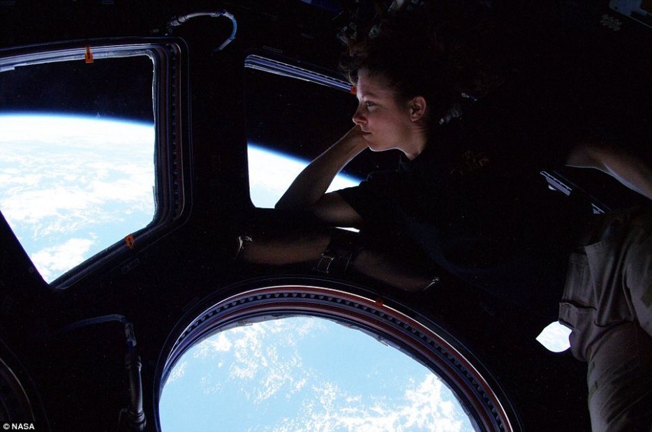 تريسي كالدويل تنظر على الأرض من محطة الفضاء الدولية [2010]
