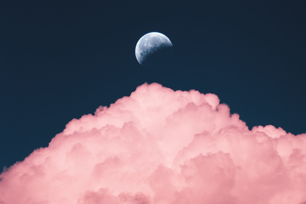 moon-4096x2730-pink-clouds-4k-19543