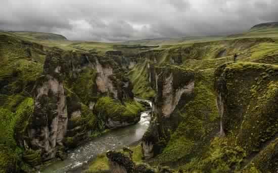 Fjaðrárgljúfur-canyon-Iceland-1