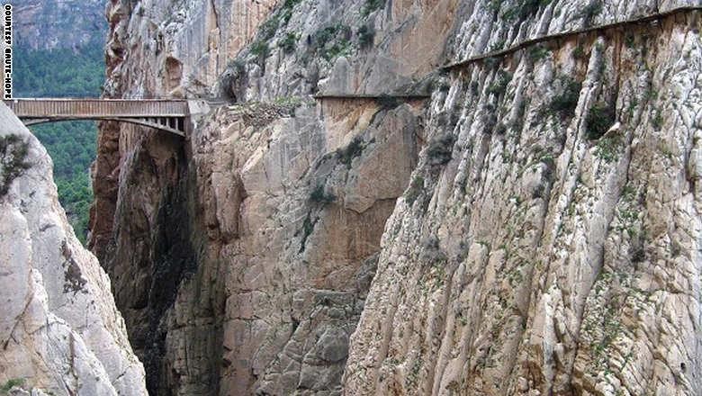 جسر “إل كامينيتو ديل راي” في اسبانيا