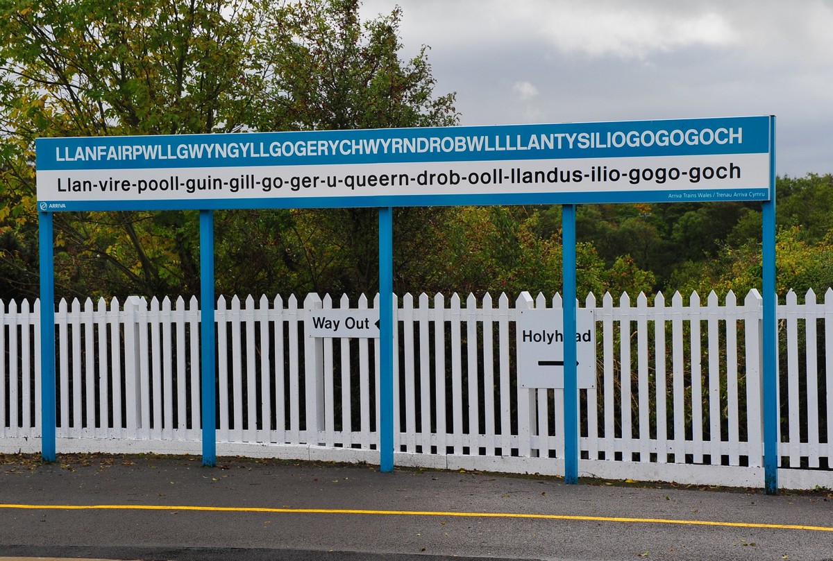 Llanfairpwllgwyngyllgogerychwyrndrobwllllantysiliogogogoch-railway-station-sign-2011-09-21-GR2_1837a