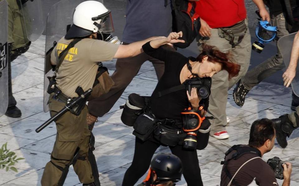 صحفية يوناينية تتعرض للاعتداء من جانب قوات مكافحة الشغب