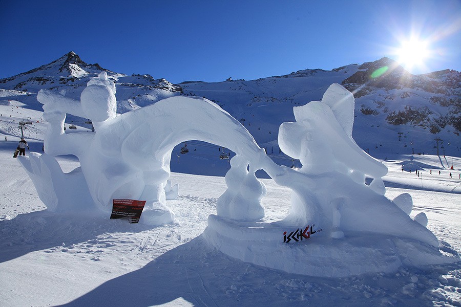 schneeskulptur-grisu-winter-ischgl