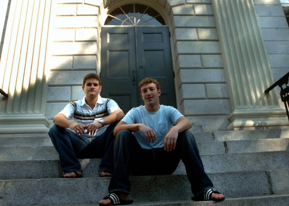 مارك زوكربيرج وصديقة بعد إطلاقهم موقع فيس بوك عام ٢٠٠٤