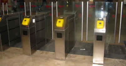 rome_metro_barriers.jpg.pagespeed.ce.D07f4cGXVX