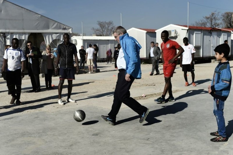 846919-le-president-du-comite-international-olympique-thomas-bach-joue-au-foot-avec-des-refugies-dans