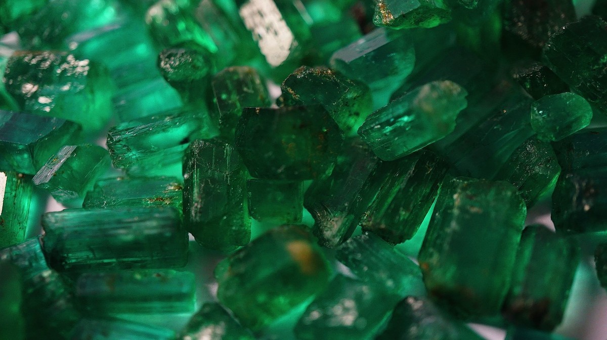 Rough_emerald_crystals_from_Panjshir_Valley_Afghanistan