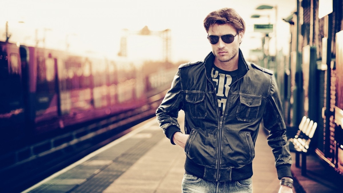 guy_jacket_sunglasses_city_street_91824_1920x1080