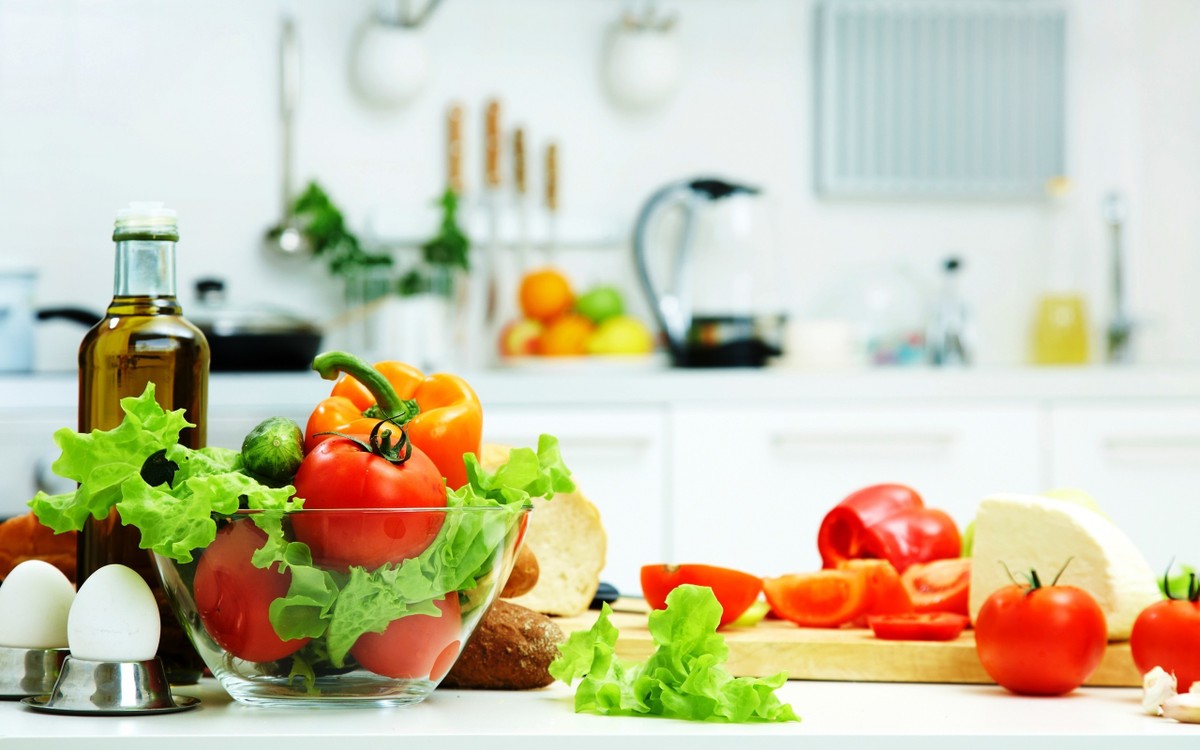 tomatoes_before_cucumbers_vegetables_oil_leaves_cheese_bread_eggs_food_kitchen_2560x1600