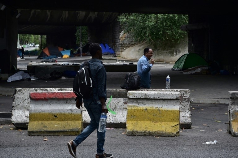  مئات المهاجرين يتدفقون الى باريس بحثا عن “حياة افضل”