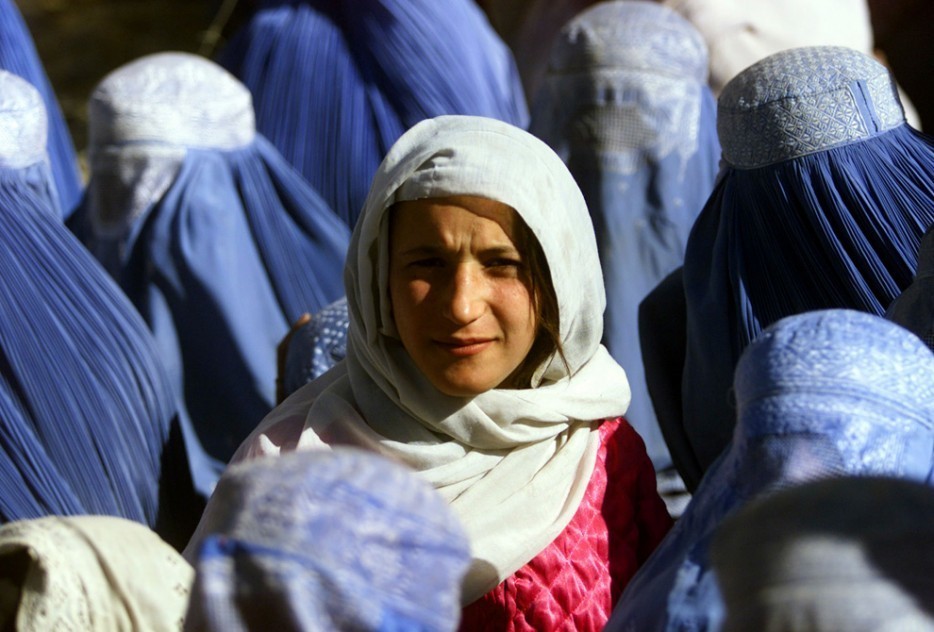 أمرأة أفغانية شابة تكشف وجهها للمرة الأولي بعد ٥ سنين من قانون طالبان