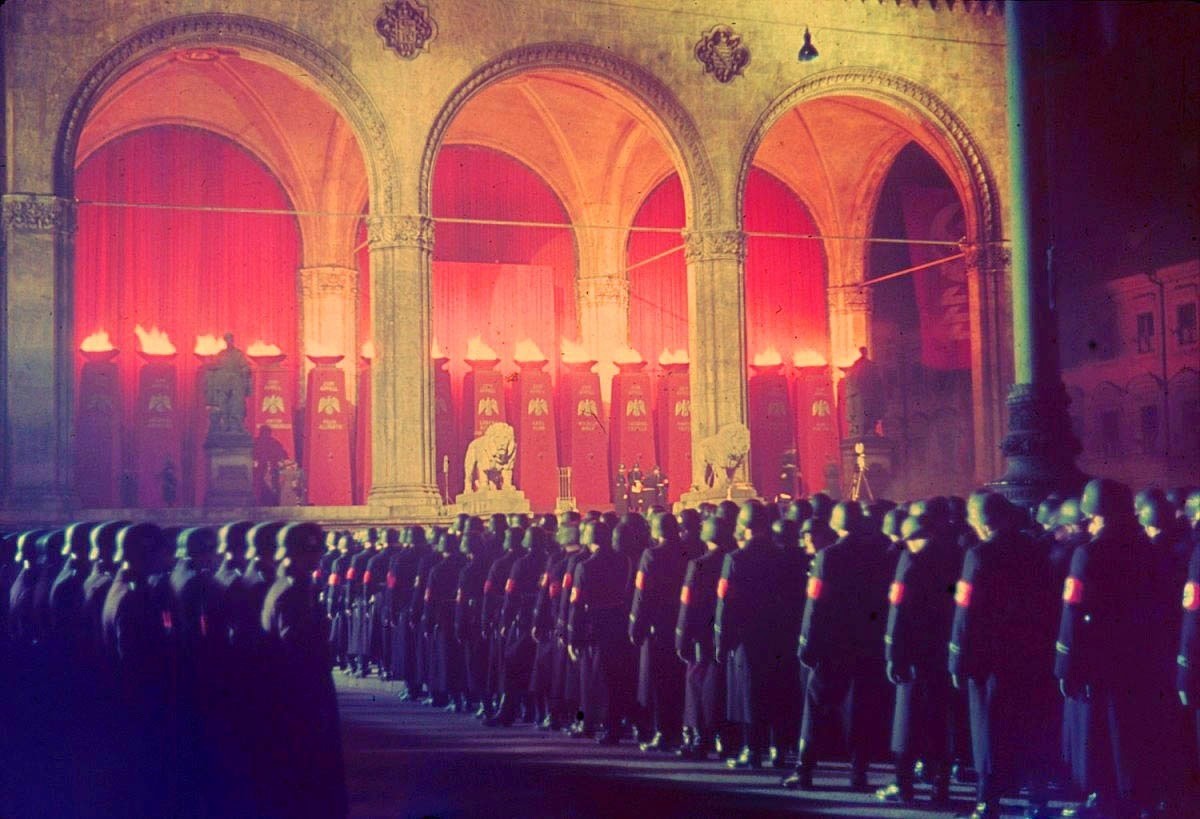 Annual_midnight_swearing-in_of_SS_troops_at_Feldherrnhalle__Munich__1938.
