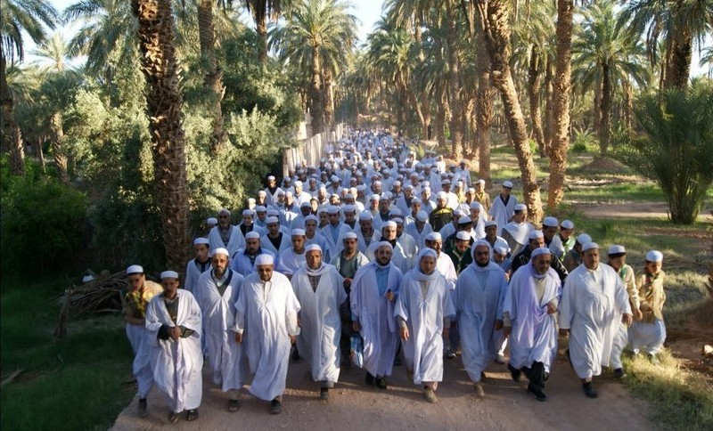 لقطة_من_المسيرة_الجماعية_أثناء_زيارة_المعالم_بالقرارة