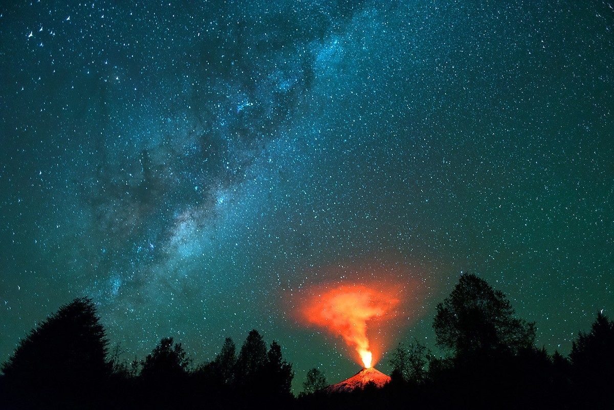 بركان-فيلاريكا-التشيلي-مع-خلفية-مجرة-درب-التبانة-سيلفا-اورتيز-تشيلي