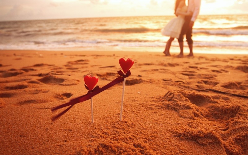 21381-Romantic-Couple-At-Beach-1680