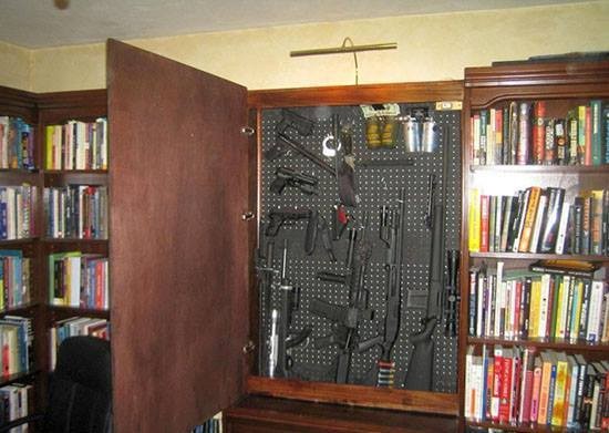 مخبا سري خلف المكتبة المنزلية