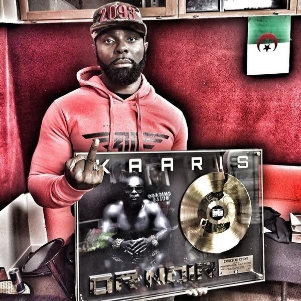 photo-kaaris-pose-avec-le-disque-d-or-de-son-album-or-noir-5304b31b629a3