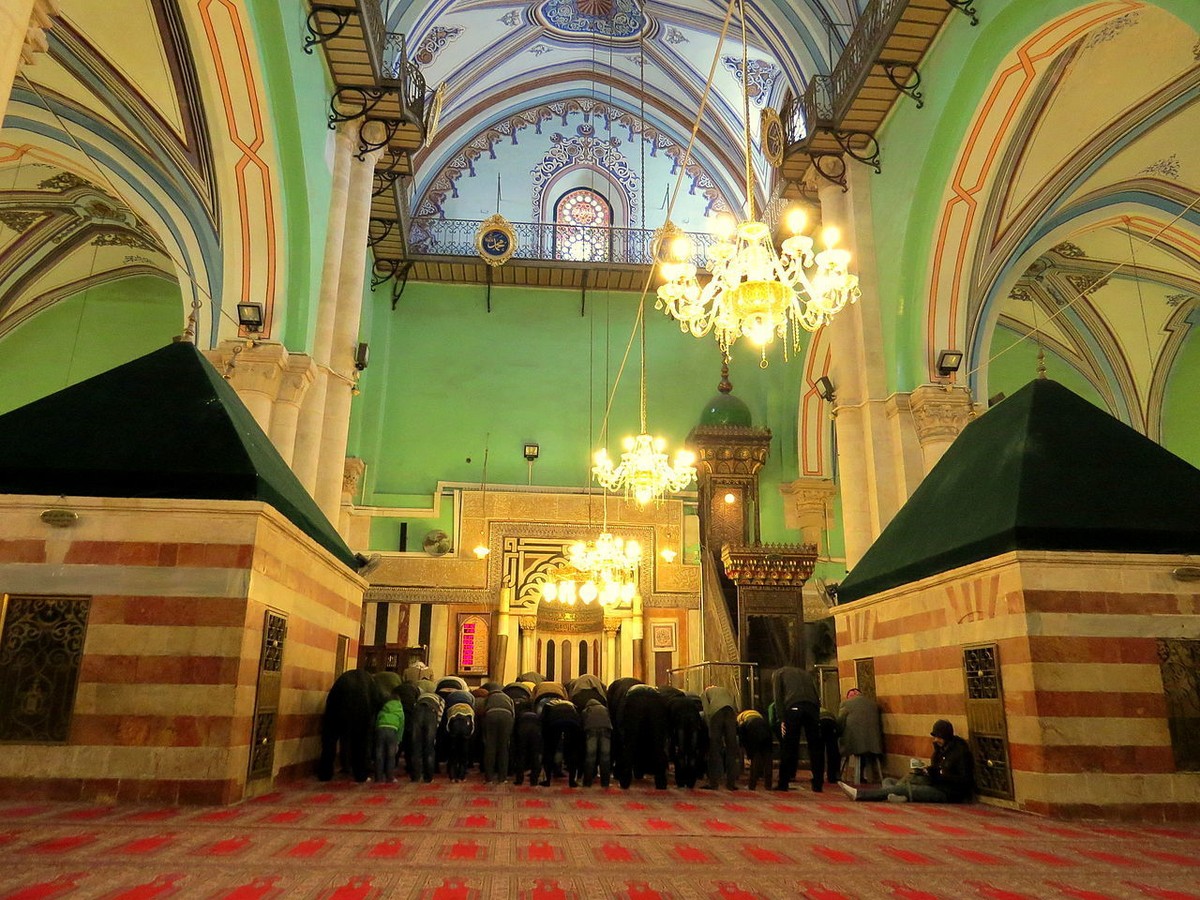 Muslims_pray__in_January_2014
