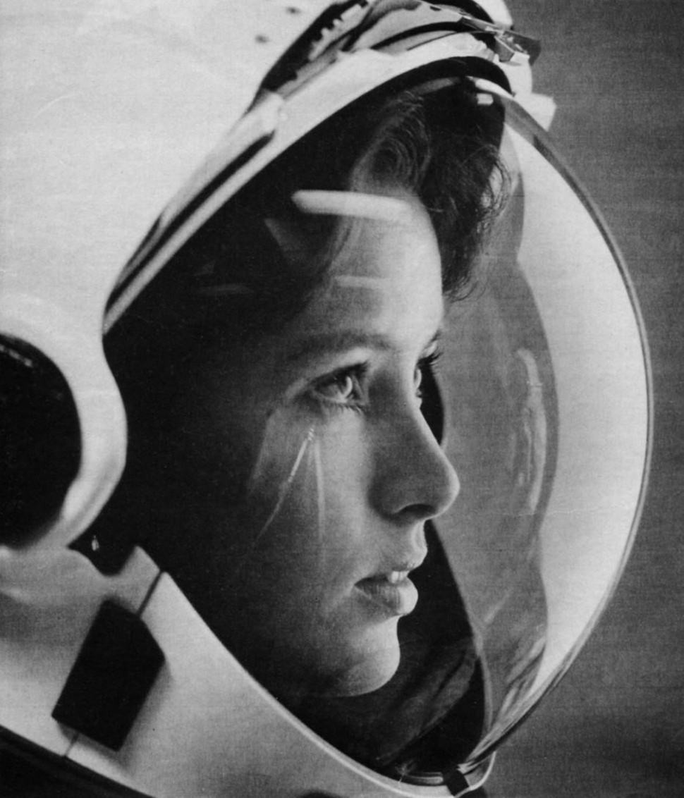 رائدة الفضاء آنا فيشر على غلاف مجلة "لايف" عام 1985 كأول أم تذهب للفضاء